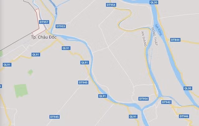 Bao nylon chua 11 ty dong bi quang ngoai duong o An Giang-Hinh-2