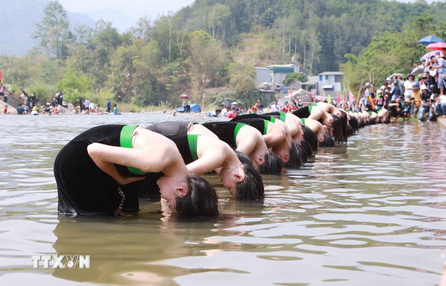 Nhung my nu Thai bo vai trang ngan, vong nguc day cang tran suc song-Hinh-6