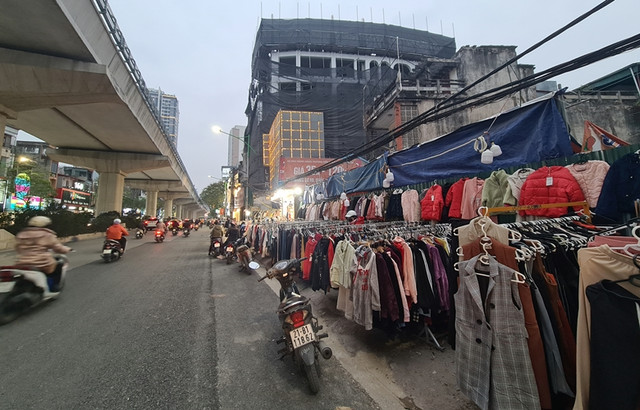 Tiêu dùng trước Tết: Trung tâm thương mại ế ẩm, hàng chợ đắt khách - Hình 4 Tieu dung truoc Tet: Trung tam thuong mai e am, hang cho dat khach-Hinh-4