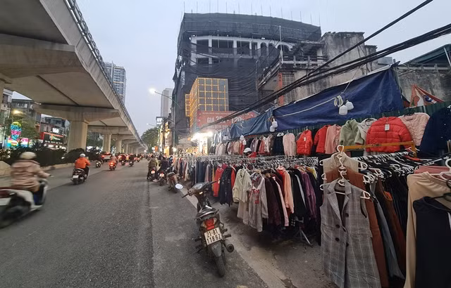 Tieu dung truoc Tet: Trung tam thuong mai e am, hang cho dat khach-Hinh-4