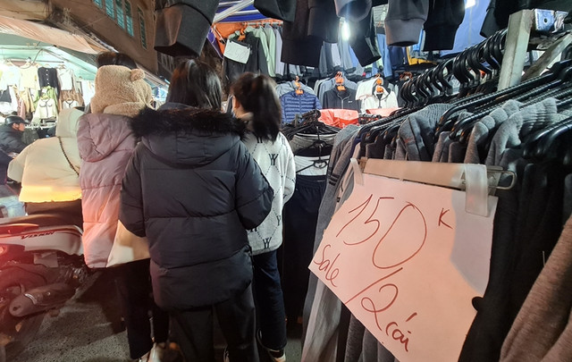 Tiêu dùng trước Tết: Trung tâm thương mại ế ẩm, hàng chợ đắt khách - Hình 7 Tieu dung truoc Tet: Trung tam thuong mai e am, hang cho dat khach-Hinh-7
