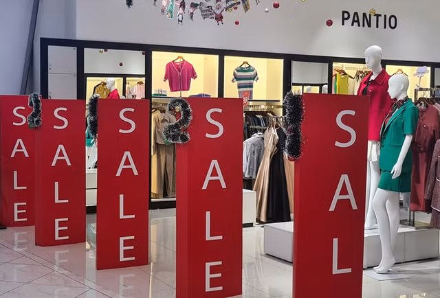 Tieu dung truoc Tet: Trung tam thuong mai e am, hang cho dat khach-Hinh-12