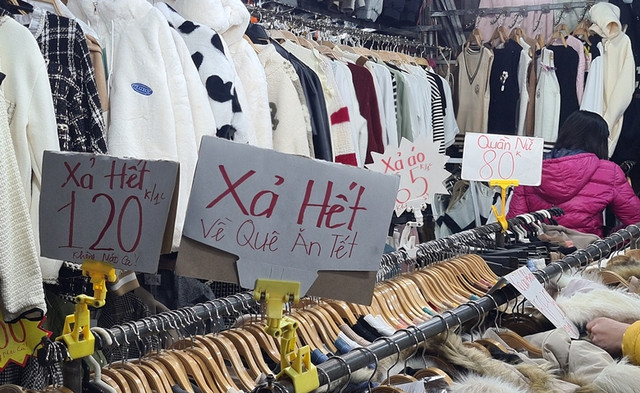 Tiêu dùng trước Tết: Trung tâm thương mại ế ẩm, hàng chợ đắt khách - Hình 9 Tieu dung truoc Tet: Trung tam thuong mai e am, hang cho dat khach-Hinh-9