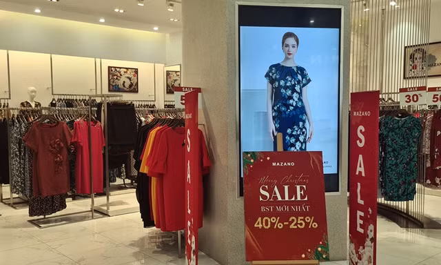 Tieu dung truoc Tet: Trung tam thuong mai e am, hang cho dat khach-Hinh-13