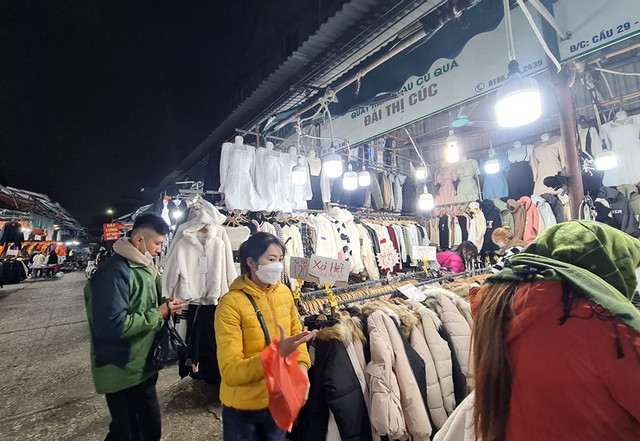 Tiêu dùng trước Tết: Trung tâm thương mại ế ẩm, hàng chợ đắt khách - Hình 8 Tieu dung truoc Tet: Trung tam thuong mai e am, hang cho dat khach-Hinh-8
