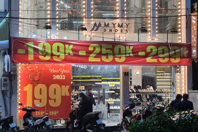 Tieu dung truoc Tet: Trung tam thuong mai e am, hang cho dat khach-Hinh-2