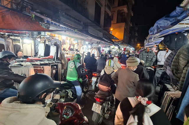 Tiêu dùng trước Tết: Trung tâm thương mại ế ẩm, hàng chợ đắt khách - Hình 5 Tieu dung truoc Tet: Trung tam thuong mai e am, hang cho dat khach-Hinh-5