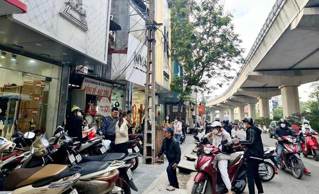 Tiêu dùng trước Tết: Trung tâm thương mại ế ẩm, hàng chợ đắt khách Tieu dung truoc Tet: Trung tam thuong mai e am, hang cho dat khach