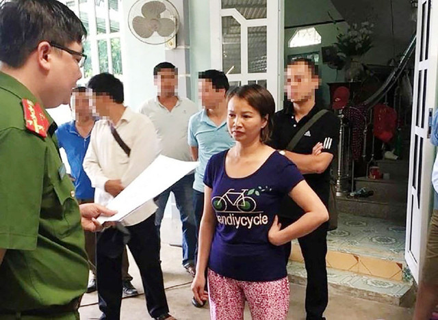 Các nghi phạm thực nghiệm hiện trường cảnh hiếp dâm rồi giết nữ sinh giao gà ở Điện Biên - Hình 8 Cac nghi pham thuc nghiem hien truong canh hiep dam roi giet nu sinh giao ga o Dien Bien-Hinh-8