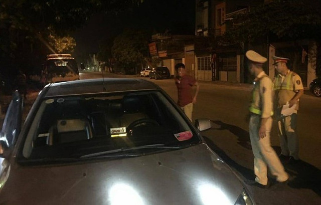 Sĩ quan quân đội vi phạm nồng độ cồn, không hợp tác với CSGT Si quan quan doi vi pham nong do con, khong hop tac voi CSGT