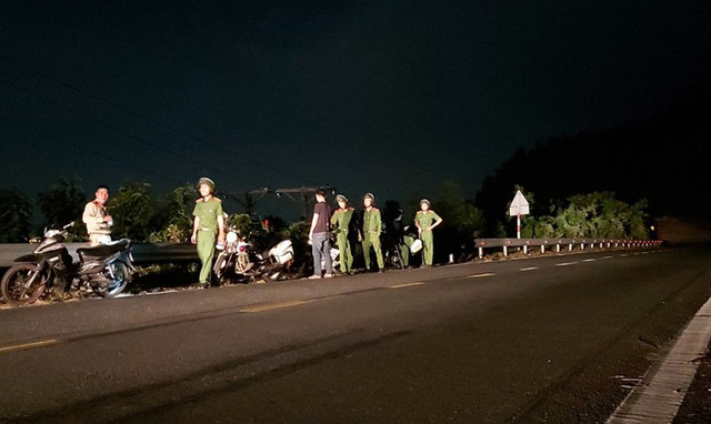 Cận cảnh hàng trăm cảnh sát, quân đội ôm súng ráo riết truy lùng kẻ vượt ngục trốn ở đèo Hải Vân - Hình 6 Can canh hang tram canh sat, quan doi om sung rao riet truy lung ke vuot nguc tron o deo Hai Van-Hinh-6