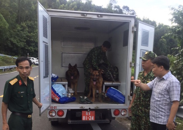 Cận cảnh hàng trăm cảnh sát, quân đội ôm súng ráo riết truy lùng kẻ vượt ngục trốn ở đèo Hải Vân - Hình 5 Can canh hang tram canh sat, quan doi om sung rao riet truy lung ke vuot nguc tron o deo Hai Van-Hinh-5