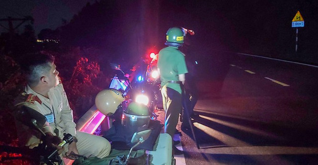 Cận cảnh hàng trăm cảnh sát, quân đội ôm súng ráo riết truy lùng kẻ vượt ngục trốn ở đèo Hải Vân - Hình 8 Can canh hang tram canh sat, quan doi om sung rao riet truy lung ke vuot nguc tron o deo Hai Van-Hinh-8