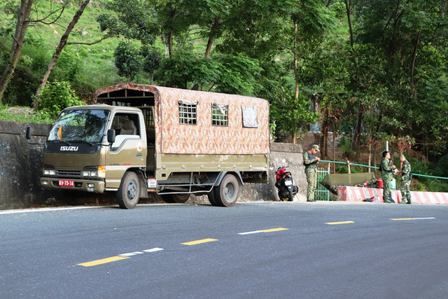 Cận cảnh hàng trăm cảnh sát, quân đội ôm súng ráo riết truy lùng kẻ vượt ngục trốn ở đèo Hải Vân Can canh hang tram canh sat, quan doi om sung rao riet truy lung ke vuot nguc tron o deo Hai Van