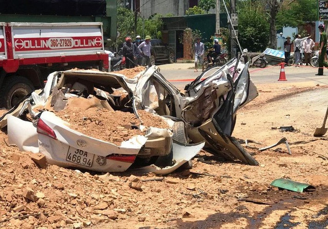 Xe 'hổ vồ' lật đè chết 3 người trong ôtô 4 chỗ ở Thanh Hoá - Hình 2 Xe 'ho vo' lat de chet 3 nguoi trong oto 4 cho o Thanh Hoa-Hinh-2