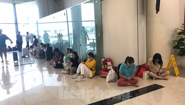 Máy bay VIetJet hạ cánh trượt, Tân Sơn Nhất đóng cửa, nhiều sân bay náo loạn 'tắc' theo - Hình 7 May bay VIetJet ha canh truot, Tan Son Nhat dong cua, nhieu san bay nao loan 'tac' theo-Hinh-7