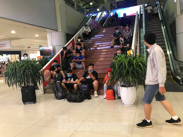 Máy bay VIetJet hạ cánh trượt, Tân Sơn Nhất đóng cửa, nhiều sân bay náo loạn 'tắc' theo - Hình 5 May bay VIetJet ha canh truot, Tan Son Nhat dong cua, nhieu san bay nao loan 'tac' theo-Hinh-5