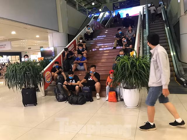 May bay VIetJet ha canh truot, Tan Son Nhat dong cua, nhieu san bay nao loan 'tac' theo-Hinh-5
