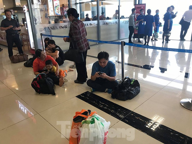 Máy bay VIetJet hạ cánh trượt, Tân Sơn Nhất đóng cửa, nhiều sân bay náo loạn 'tắc' theo - Hình 4 May bay VIetJet ha canh truot, Tan Son Nhat dong cua, nhieu san bay nao loan 'tac' theo-Hinh-4