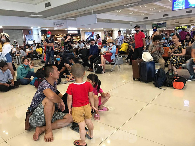 Máy bay VIetJet hạ cánh trượt, Tân Sơn Nhất đóng cửa, nhiều sân bay náo loạn 'tắc' theo - Hình 3 May bay VIetJet ha canh truot, Tan Son Nhat dong cua, nhieu san bay nao loan 'tac' theo-Hinh-3