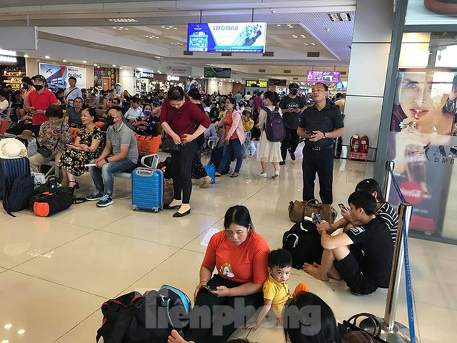 Máy bay VIetJet hạ cánh trượt, Tân Sơn Nhất đóng cửa, nhiều sân bay náo loạn 'tắc' theo - Hình 6 May bay VIetJet ha canh truot, Tan Son Nhat dong cua, nhieu san bay nao loan 'tac' theo-Hinh-6