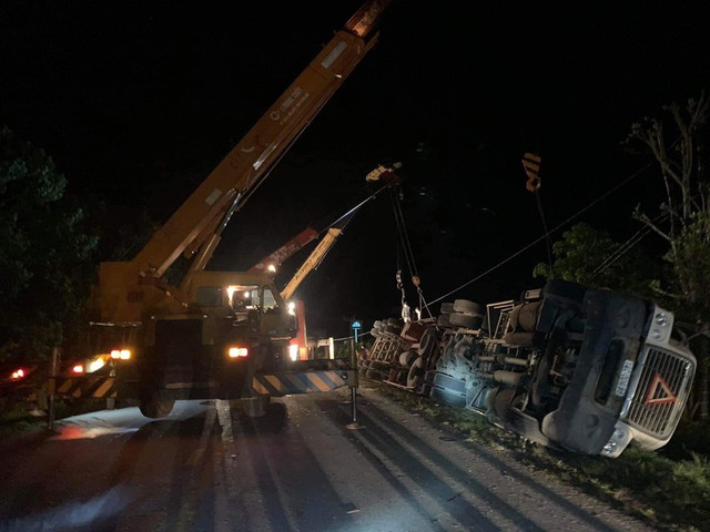 Tai nạn ở Quảng Ninh: Cả 3 người trên xe limousine tử nạn, có 1 nữ giám đốc Tai nan o Quang Ninh: Ca 3 nguoi tren xe limousine tu nan, co 1 nu giam doc