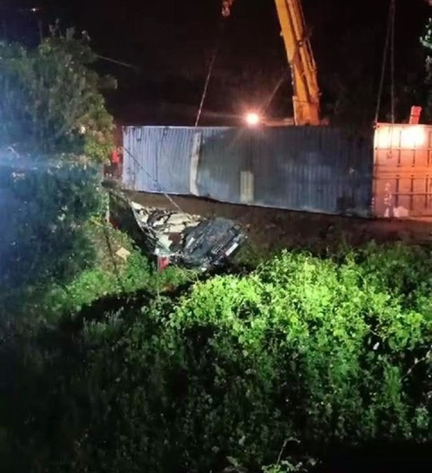 Tai nạn ở Quảng Ninh: Cả 3 người trên xe limousine tử nạn, có 1 nữ giám đốc - Hình 5 Tai nan o Quang Ninh: Ca 3 nguoi tren xe limousine tu nan, co 1 nu giam doc-Hinh-5