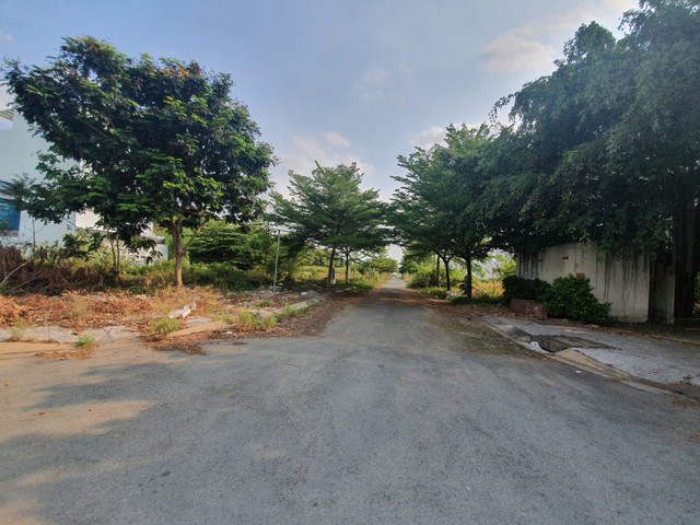 Cái phủi tay của chủ đầu tư Kiến Á sau bán hàng: Đất nền cỏ mọc, biệt thự nuôi gà, nhà phố bỏ hoang - Hình 3 Cai phui tay cua chu dau tu Kien A sau ban hang: Dat nen co moc, biet thu nuoi ga, nha pho bo hoang-Hinh-3