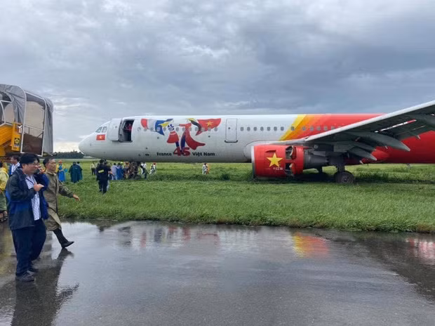 165 chuyen bay cua Vietnam Airlines Group bi anh huong sau su co may bay VietJet lech duong bang