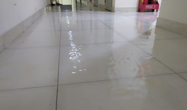 Gặp mưa, hàng loạt chung cư TP.HCM ngập nước - Hình 2 Gap mua, hang loat chung cu TP.HCM ngap nuoc-Hinh-2