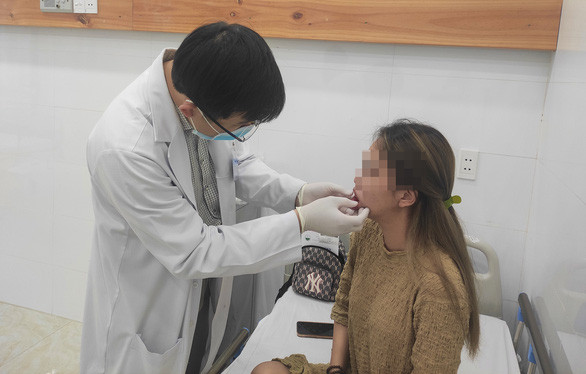 Bị nhiễm trùng cấp phải nhập viện sau 3 ngày tiêm filler căng mọng môi - Hình 2 Bi nhiem trung cap phai nhap vien sau 3 ngay tiem filler cang mong moi-Hinh-2