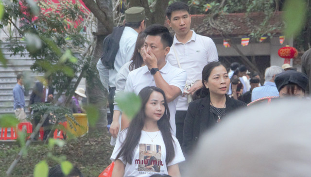 Hàng ngàn người đến Bắc Ninh trẩy hội Lim từ tờ mờ sáng - Hình 9 Hang ngan nguoi den Bac Ninh tray hoi Lim tu to mo sang-Hinh-9