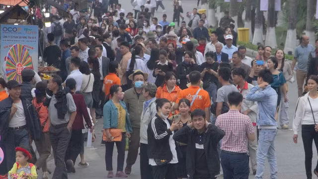Hang ngan nguoi den Bac Ninh tray hoi Lim tu to mo sang-Hinh-2