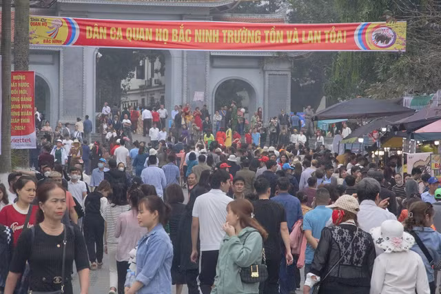 Hang ngan nguoi den Bac Ninh tray hoi Lim tu to mo sang