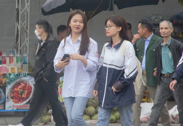 Hàng ngàn người đến Bắc Ninh trẩy hội Lim từ tờ mờ sáng - Hình 6 Hang ngan nguoi den Bac Ninh tray hoi Lim tu to mo sang-Hinh-6