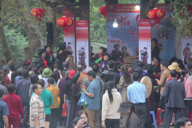 Hàng ngàn người đến Bắc Ninh trẩy hội Lim từ tờ mờ sáng - Hình 8 Hang ngan nguoi den Bac Ninh tray hoi Lim tu to mo sang-Hinh-8