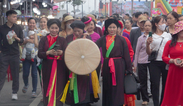 Hàng ngàn người đến Bắc Ninh trẩy hội Lim từ tờ mờ sáng - Hình 4 Hang ngan nguoi den Bac Ninh tray hoi Lim tu to mo sang-Hinh-4