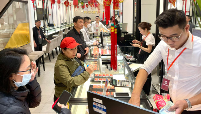 Mùng 10 tháng Giêng: Từ tờ mờ sáng đã xếp hàng lấy số đợi mua vàng - Hình 13 Mung 10 thang Gieng: Tu to mo sang da xep hang lay so doi mua vang-Hinh-13
