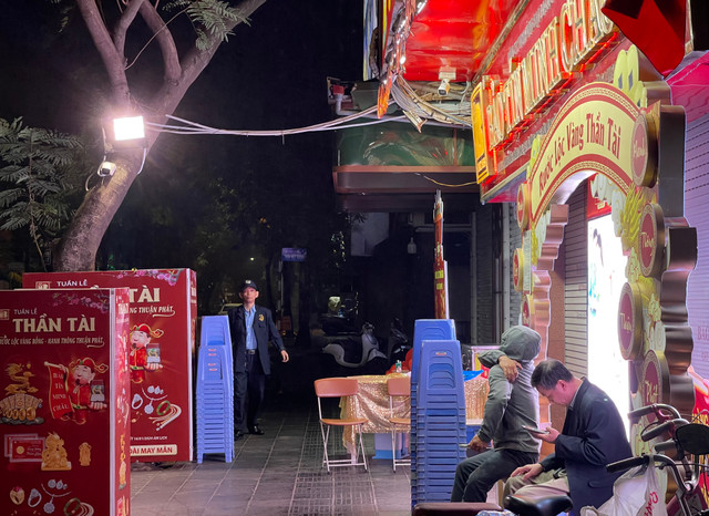 Mùng 10 tháng Giêng: Từ tờ mờ sáng đã xếp hàng lấy số đợi mua vàng - Hình 2 Mung 10 thang Gieng: Tu to mo sang da xep hang lay so doi mua vang-Hinh-2