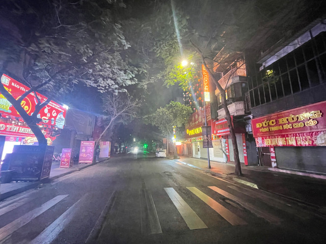 Mùng 10 tháng Giêng: Từ tờ mờ sáng đã xếp hàng lấy số đợi mua vàng - Hình 6 Mung 10 thang Gieng: Tu to mo sang da xep hang lay so doi mua vang-Hinh-6