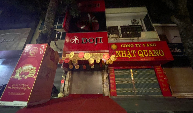 Mùng 10 tháng Giêng: Từ tờ mờ sáng đã xếp hàng lấy số đợi mua vàng - Hình 5 Mung 10 thang Gieng: Tu to mo sang da xep hang lay so doi mua vang-Hinh-5