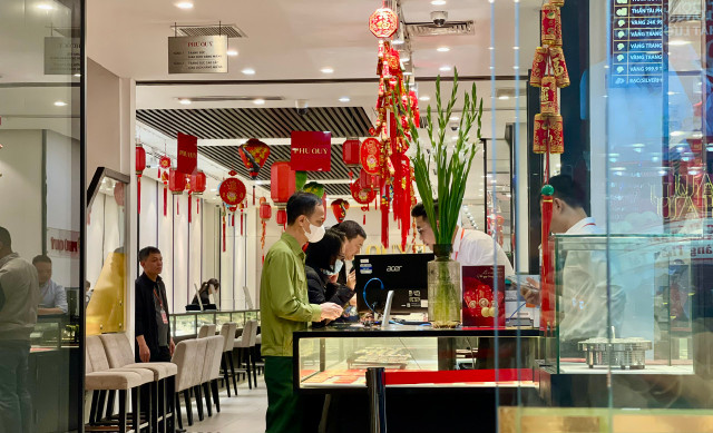 Mùng 10 tháng Giêng: Từ tờ mờ sáng đã xếp hàng lấy số đợi mua vàng - Hình 12 Mung 10 thang Gieng: Tu to mo sang da xep hang lay so doi mua vang-Hinh-12