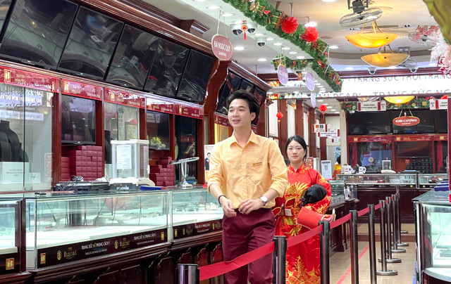 Mùng 10 tháng Giêng: Từ tờ mờ sáng đã xếp hàng lấy số đợi mua vàng - Hình 8 Mung 10 thang Gieng: Tu to mo sang da xep hang lay so doi mua vang-Hinh-8
