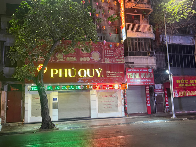 Mùng 10 tháng Giêng: Từ tờ mờ sáng đã xếp hàng lấy số đợi mua vàng - Hình 4 Mung 10 thang Gieng: Tu to mo sang da xep hang lay so doi mua vang-Hinh-4