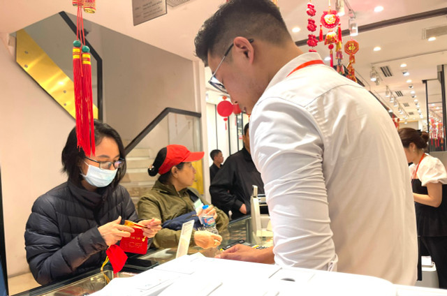 Mùng 10 tháng Giêng: Từ tờ mờ sáng đã xếp hàng lấy số đợi mua vàng - Hình 14 Mung 10 thang Gieng: Tu to mo sang da xep hang lay so doi mua vang-Hinh-14