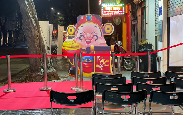 Mùng 10 tháng Giêng: Từ tờ mờ sáng đã xếp hàng lấy số đợi mua vàng - Hình 7 Mung 10 thang Gieng: Tu to mo sang da xep hang lay so doi mua vang-Hinh-7