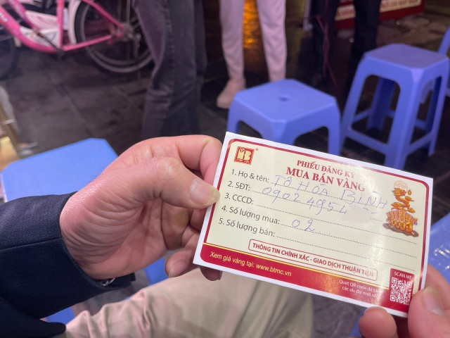 Mùng 10 tháng Giêng: Từ tờ mờ sáng đã xếp hàng lấy số đợi mua vàng - Hình 3 Mung 10 thang Gieng: Tu to mo sang da xep hang lay so doi mua vang-Hinh-3