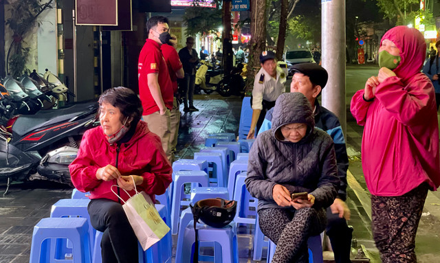 Mùng 10 tháng Giêng: Từ tờ mờ sáng đã xếp hàng lấy số đợi mua vàng - Hình 11 Mung 10 thang Gieng: Tu to mo sang da xep hang lay so doi mua vang-Hinh-11