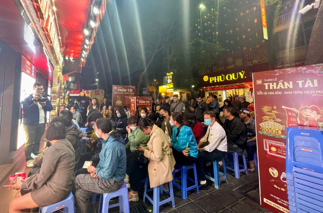 Mùng 10 tháng Giêng: Từ tờ mờ sáng đã xếp hàng lấy số đợi mua vàng - Hình 15 Mung 10 thang Gieng: Tu to mo sang da xep hang lay so doi mua vang-Hinh-15