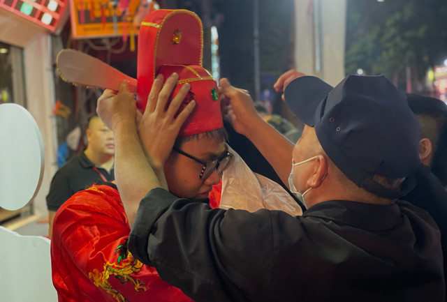 Mùng 10 tháng Giêng: Từ tờ mờ sáng đã xếp hàng lấy số đợi mua vàng - Hình 9 Mung 10 thang Gieng: Tu to mo sang da xep hang lay so doi mua vang-Hinh-9